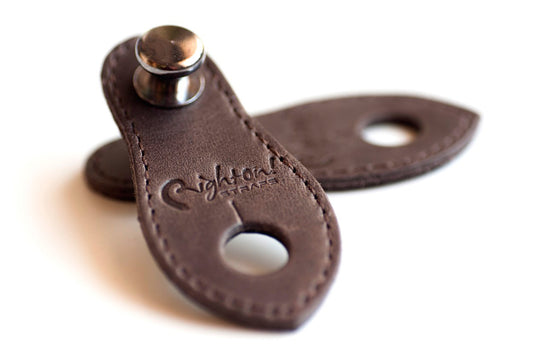 Attache-courroie, cuir, pour guitare acoustique ou classique, se place au niveau de la sortie jack, brun