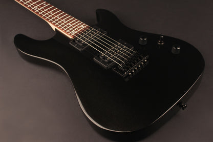 KX100, corps tilleul, manche vissé érable, touche jatoba, 2 micros doubles Powersound, black metallic