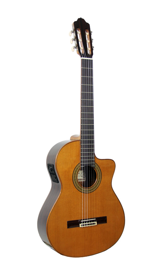 1GR03, pan coupé, table cèdre massif, fond acajou, éclisses acajou massif, sillet 52 mm, EQ Fishman Classica III (accordeur)