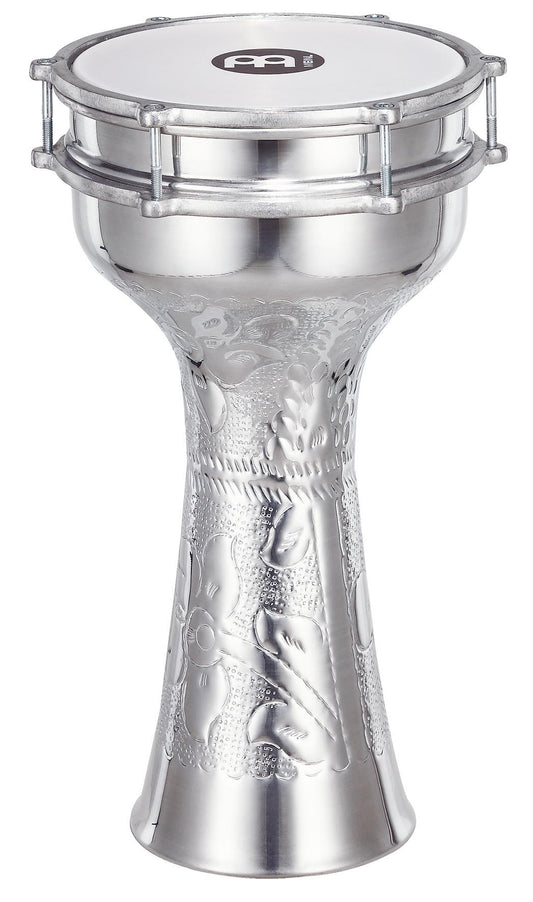 Darbuka aluminium martelé main, 21 x 40.5 cm, cymbalettes intérieures, peau synthétique, clé d'accord.
