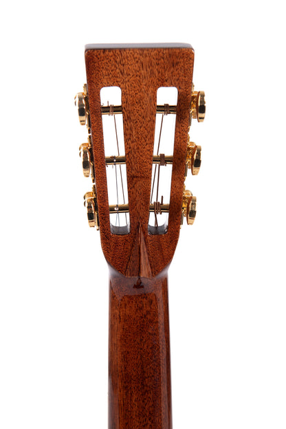 Modèle 000K2-42S, édition spéciale, Forme 000, table Koa flammé massif, f/e Koa flammé, tête ajourée, soft case, nat. brillant