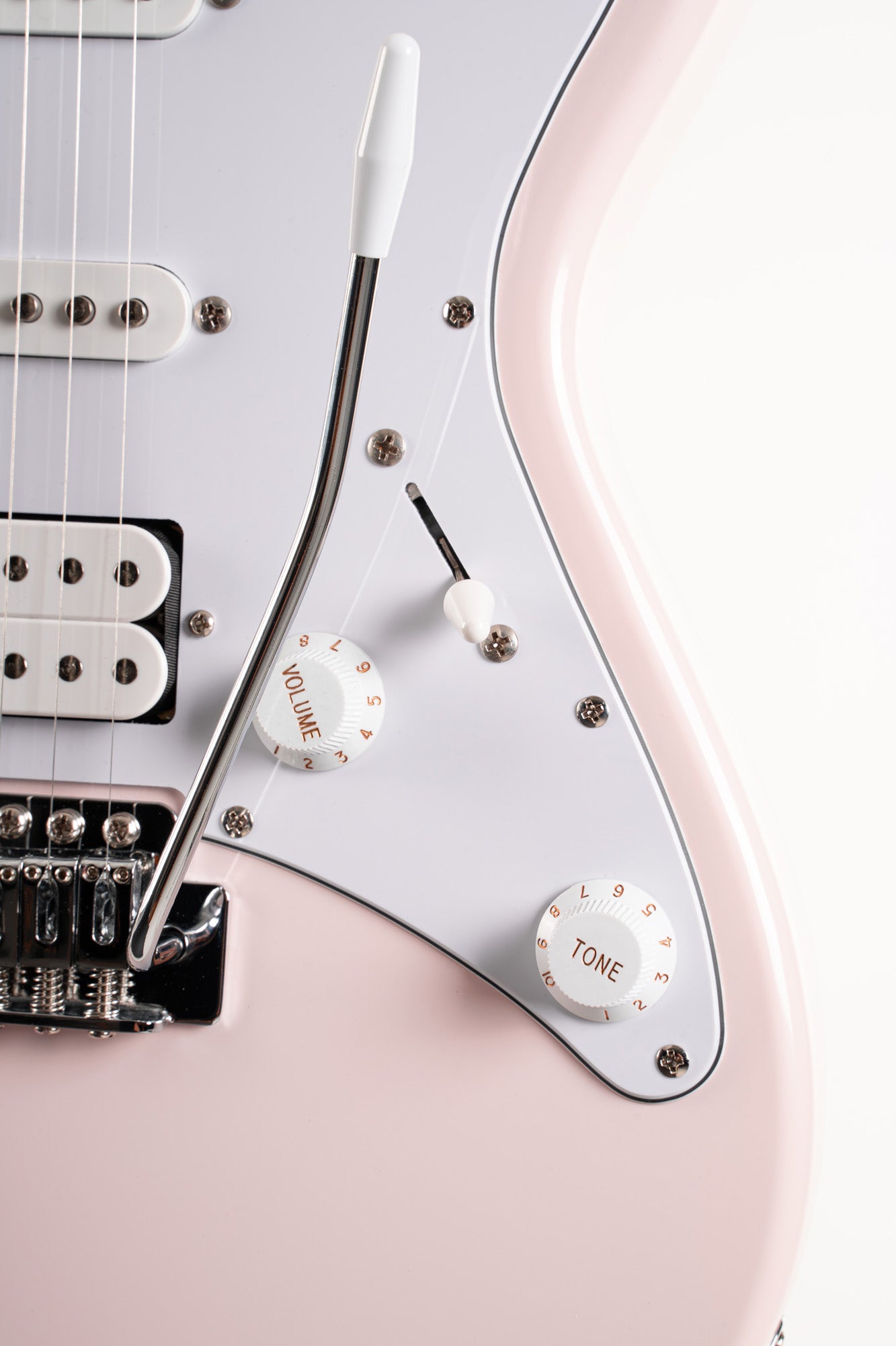 G200, corps peuplier, manche érable, touche jatoba , 2 micros simples et 1 double Powersound, plaque blanche, rose pastel