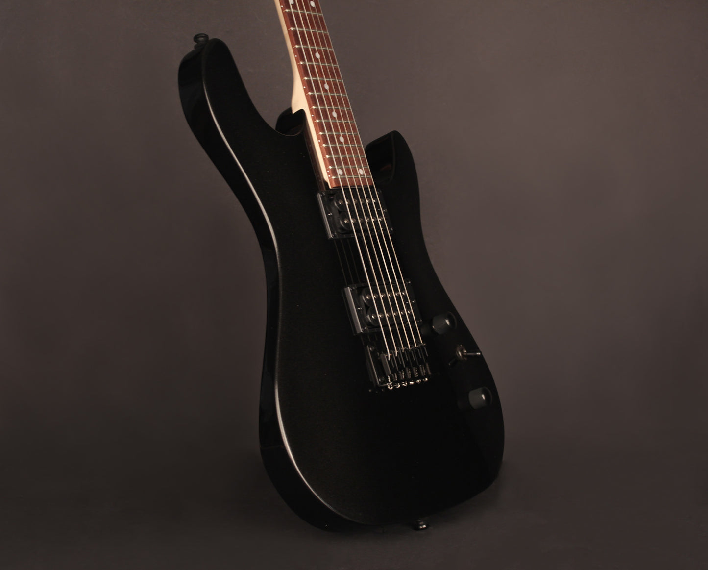 KX100, corps tilleul, manche vissé érable, touche jatoba, 2 micros doubles Powersound, black metallic