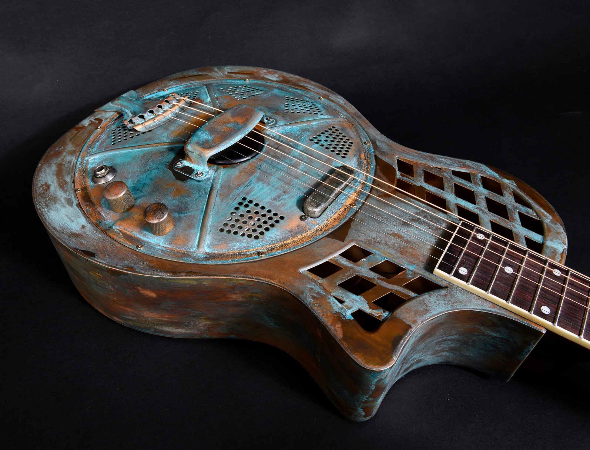 JR-994, corps en laiton"Brass Rust", manche acajou, touche palissandre, micro simple, résonateur single cone, soft case