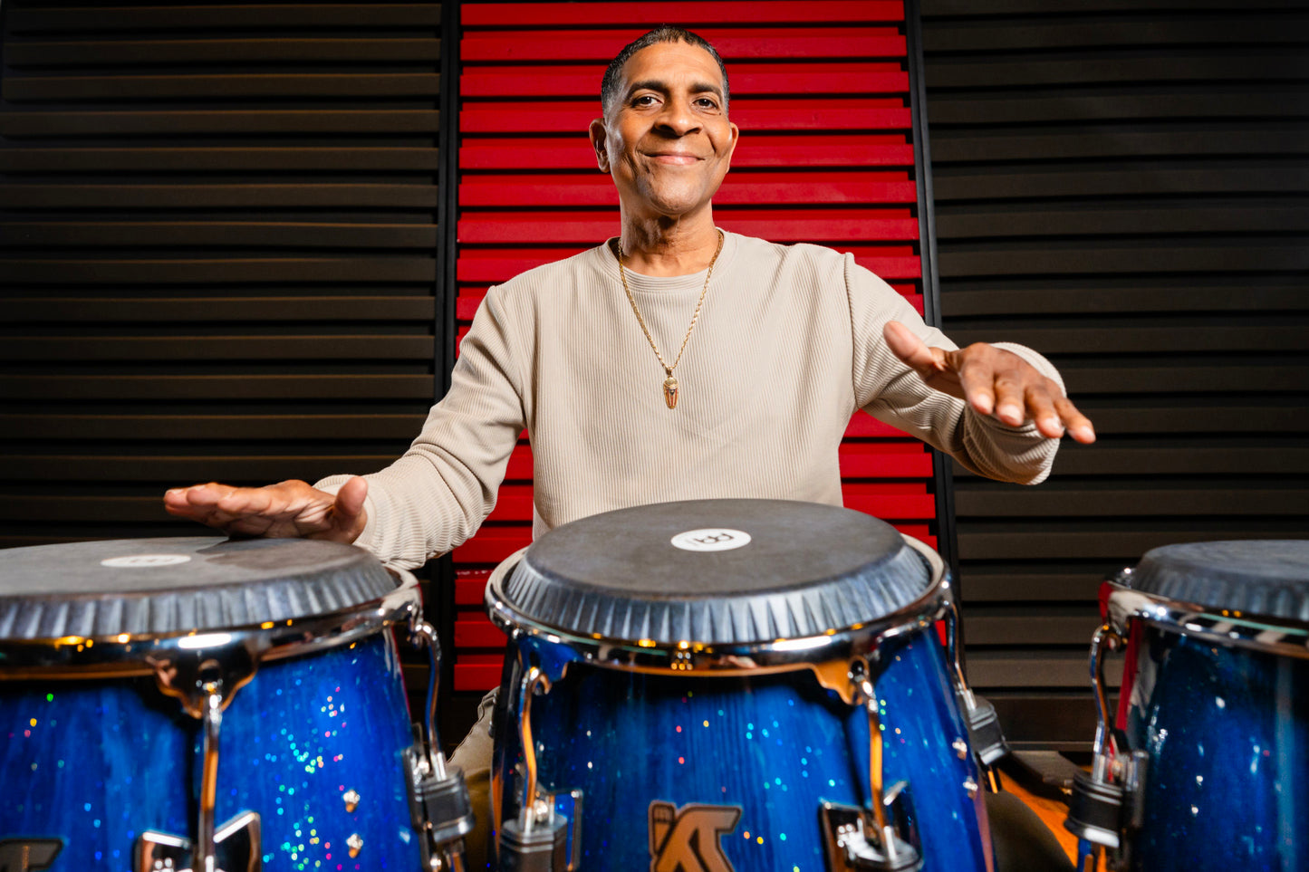 Tumba William 'Kachiro' 12" 1/2, fût pin de Nouvelle-Zélande 3 plis, hauteur 76.2cm, peau cuir de veau noir, cercles SSR 4mm