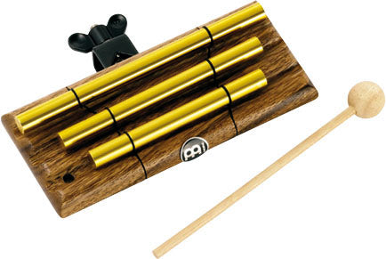 Chimes 3 tons, posées sur un support bois, alliage aluminium anodisé doré, avec attache et batte bois