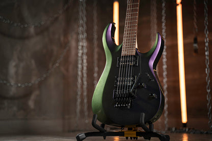X300, corps tilleul, manche érable, touche palissandre, vibrato Floyd Rose, 2 micros EMG RetroActive Hot70, flip purple