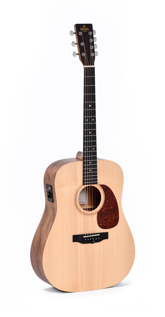 Modèle DM7E, Dreadnought 7 cordes, table épicéa massif, f/e acajou, touche micarta, EQ Sigma, naturel satiné