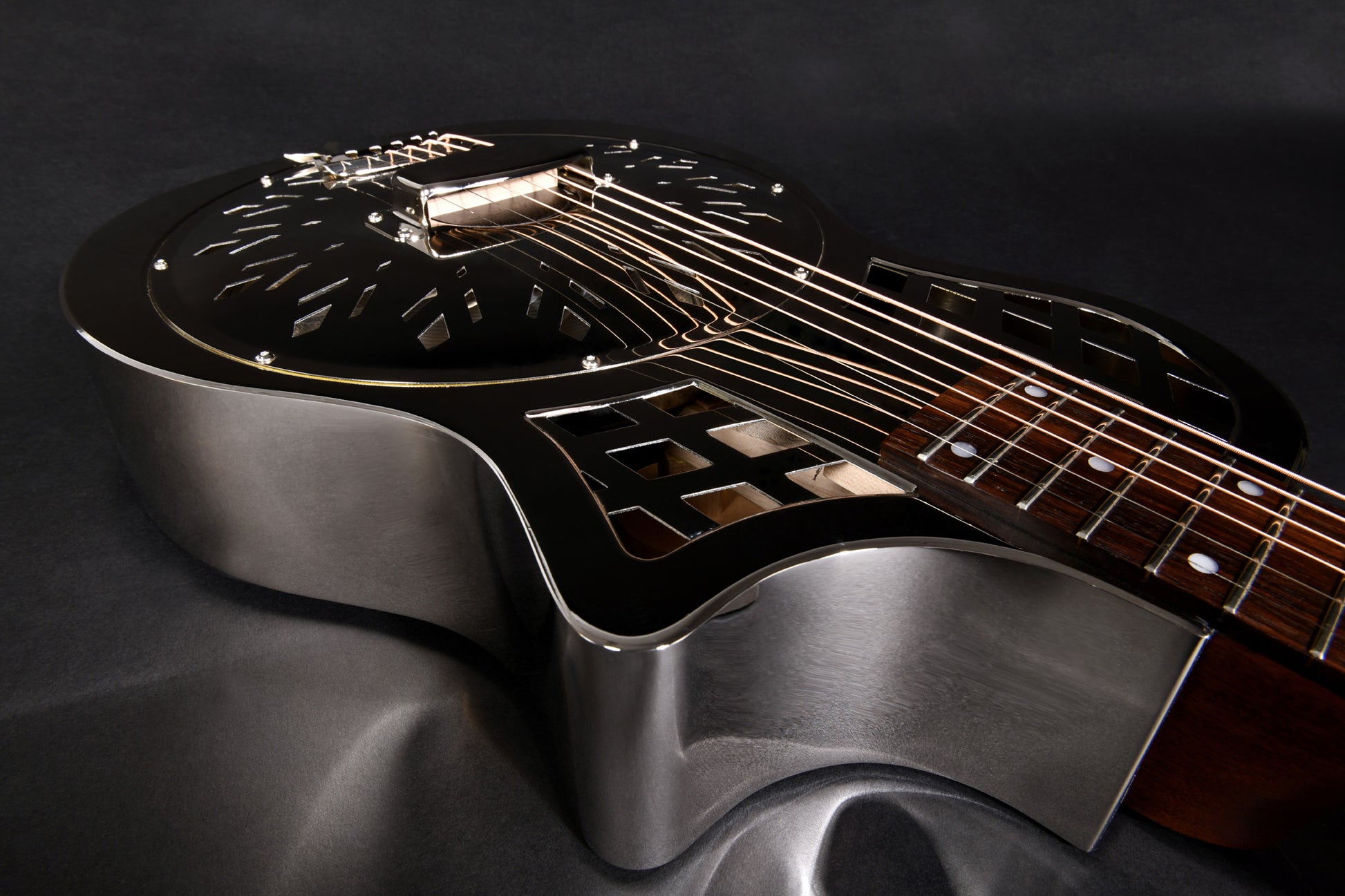 JR-994, corps en laiton, manche acajou, touche palissandre, nickel brillant