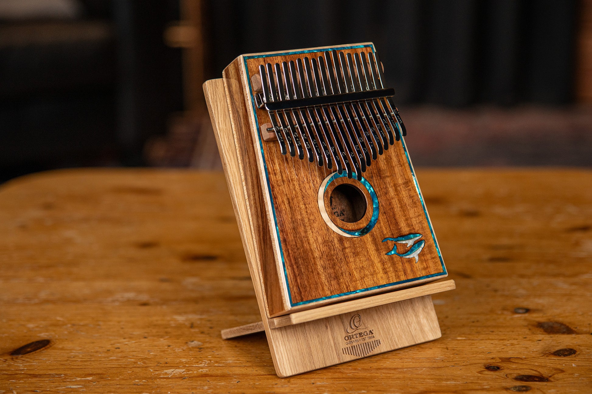 OKB30TH-BW, kalimba Ortega 30eme anniversaire, 17 notes en DO majeur, acacia massif, rosace erable/pearl, étui, naturel brillant