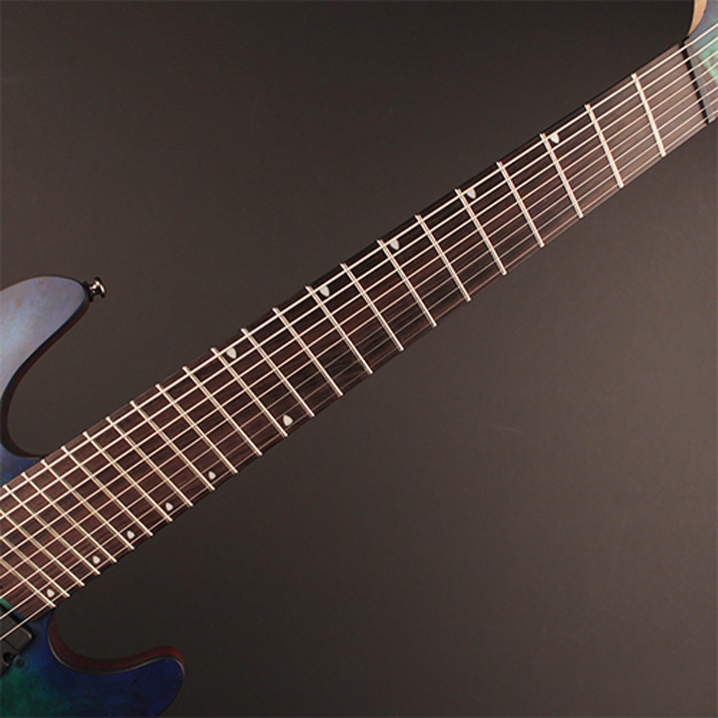 KX508MS, 8 cordes, corps frêne léger, table peuplier figuré, frettes en éventail, touche ébène, micros Fishman, m. blue burst