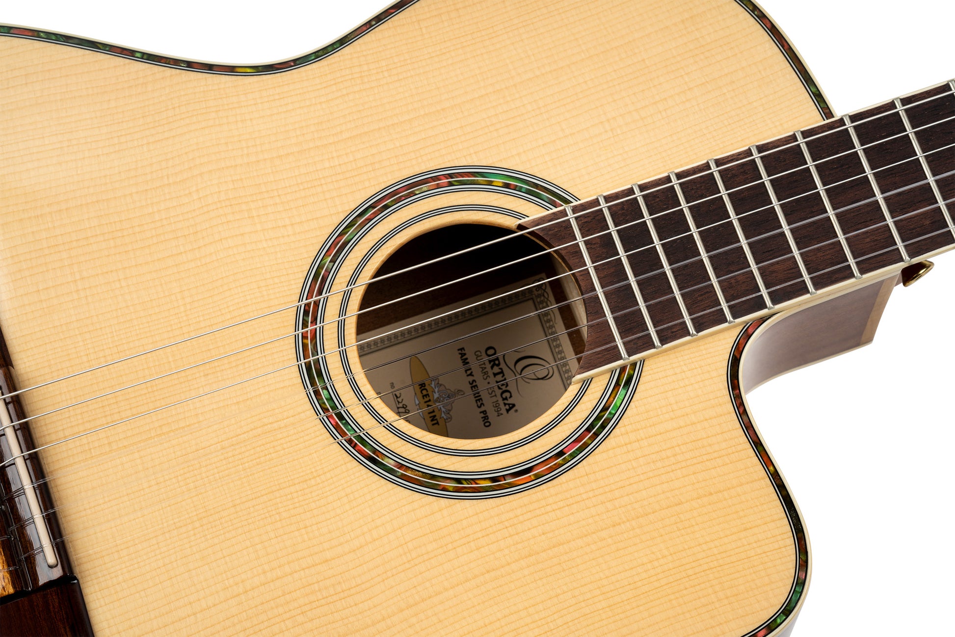 RCE141, pan coupé, EQ Ortega MagusPro, table épicéa massif, manche nato (52 mm), housse, naturel brillant