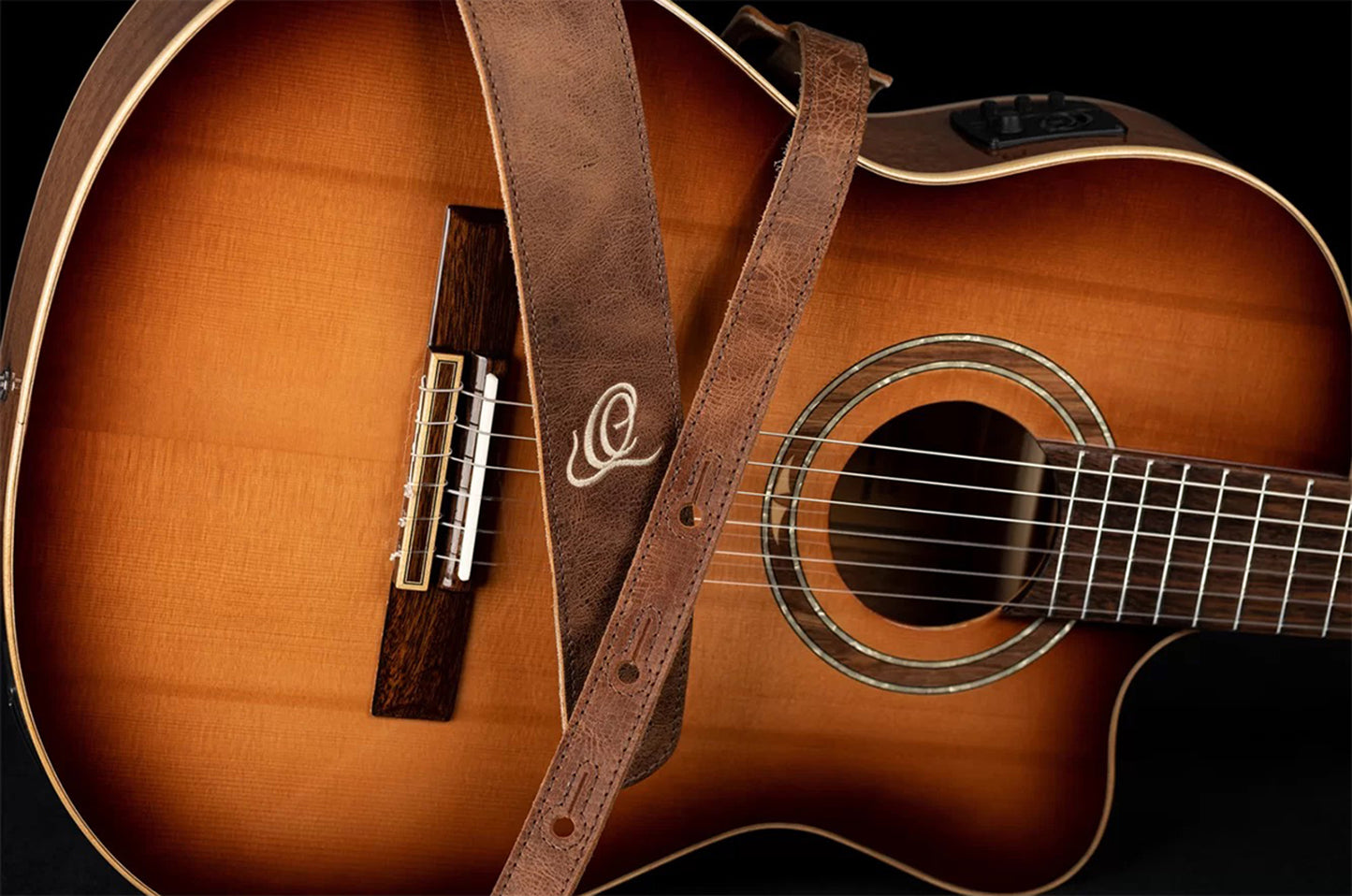 OSSU-40, courroie guitare, série Suede, face et dos cuir suédé, largeur 6 cm, longueur de 92 à 145 cm, cognac