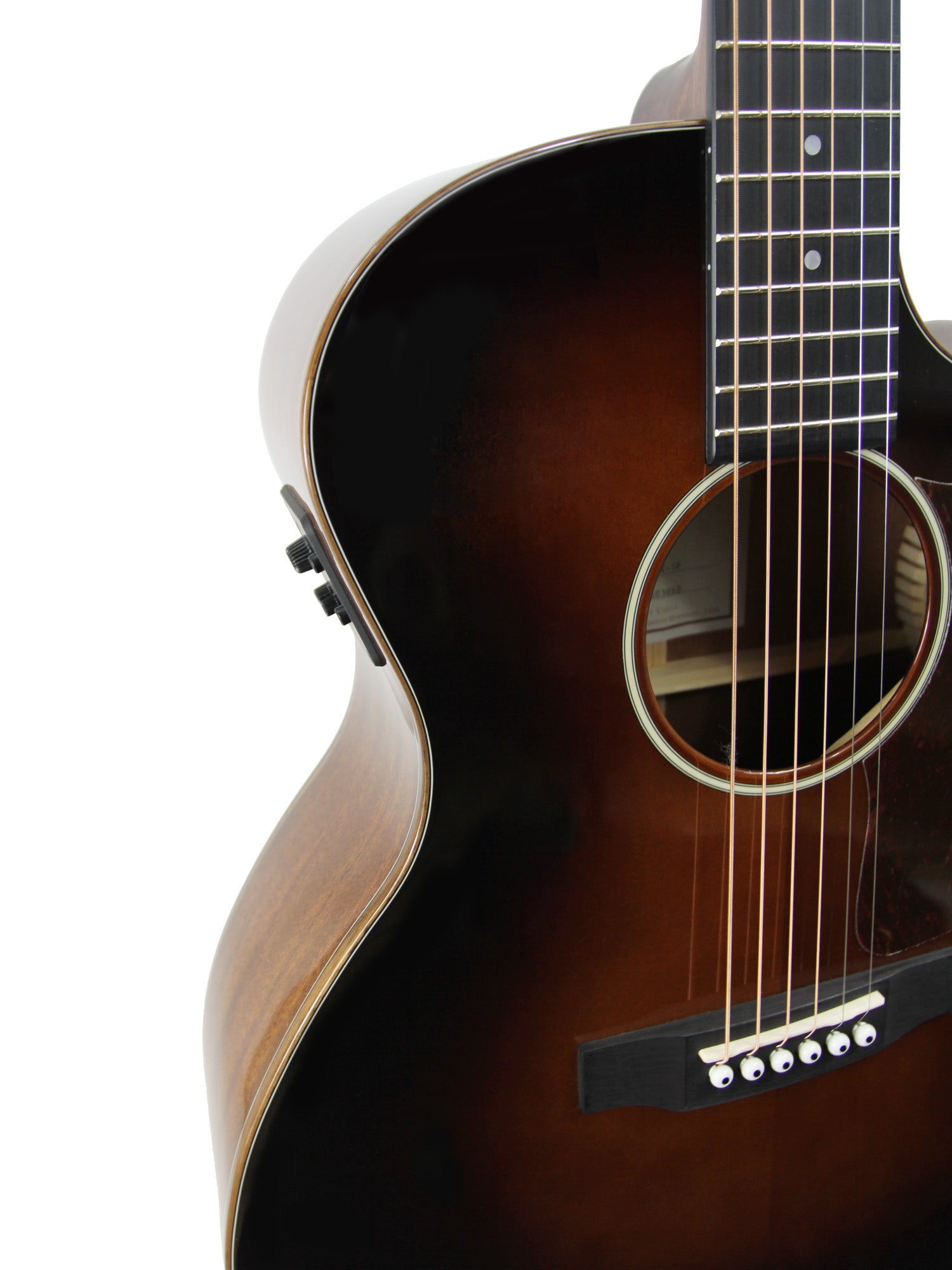 Modèle GMC-1E-SB, Grand OM pan coupé, table épicéa massif, f/e acajou, touche micarta, EQ Fishman, sunburst brillant