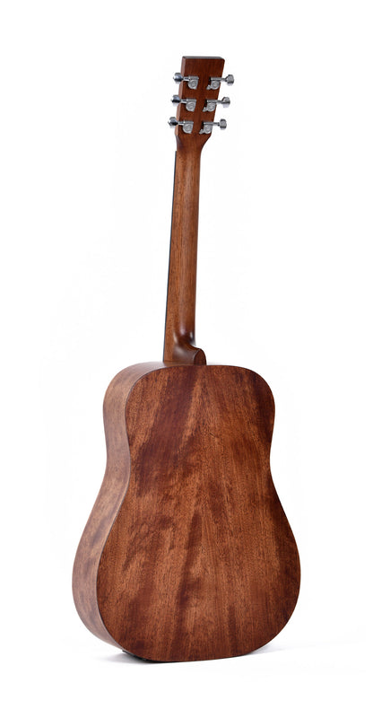 Modèle DSME, Dreadnought Short Scale, table épicéa massif, f/e acajou, touche micarta, EQ Sigma, naturel satiné