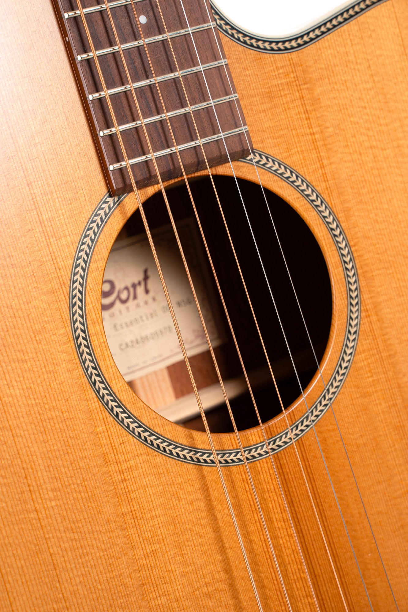 Essence OC4, table épicéa Sitka massif torréfié, f/e acajou, touche palissandre, Fishman Presys VT, semi brillant