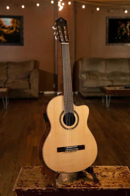 RCE158SN, modèle Slim Neck, pan coupé, EQ MagusPro, table épicéa massif, manche acajou, sillet 48 mm, housse, naturel brillant