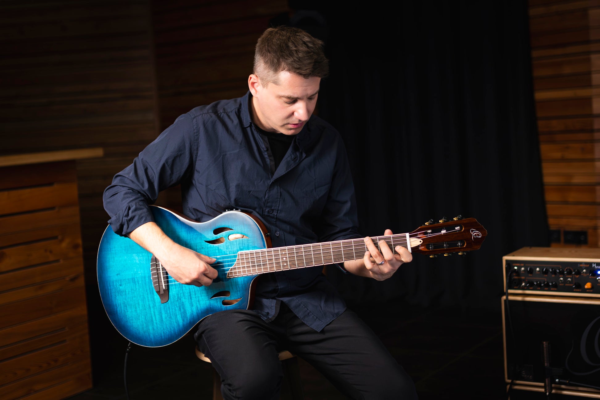 RTPDLX-FMA, modèle TourPlayer, EQ Magus X, corps okoumé, table érable flammé, sillet 48 mm, housse, bleu dégradé brillant